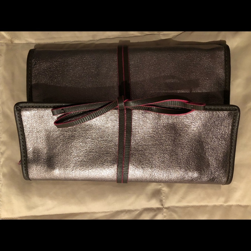 Traveling jewelry case